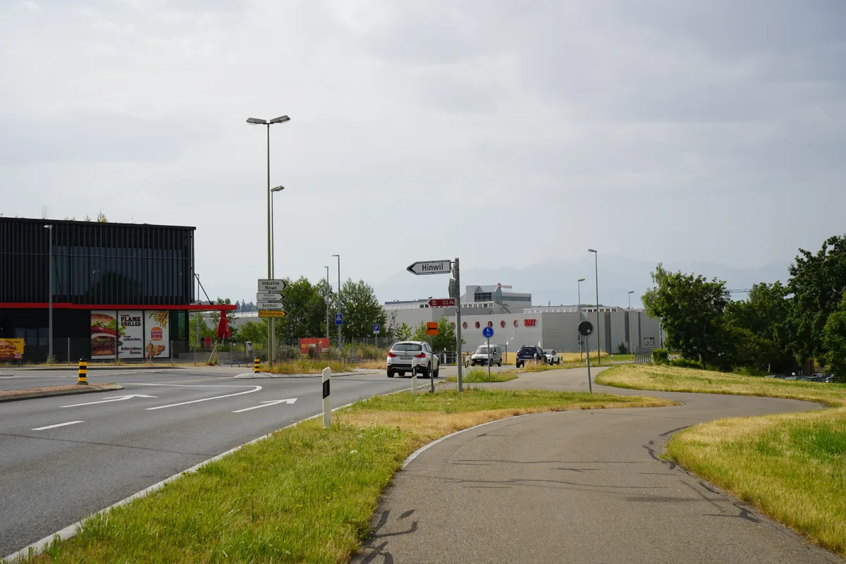 Strassensanierungsprojekt mit Lückenschliessung des Radwegs und zusätzlichen Lichtsignalen.
